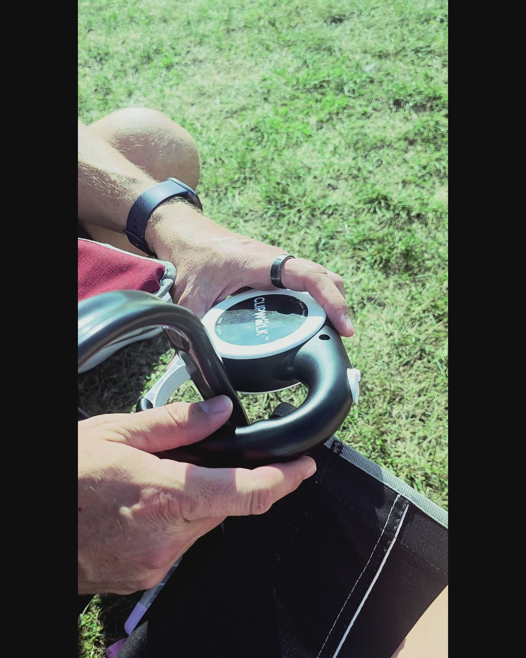 Video showing how to detach the ClipWalk leash